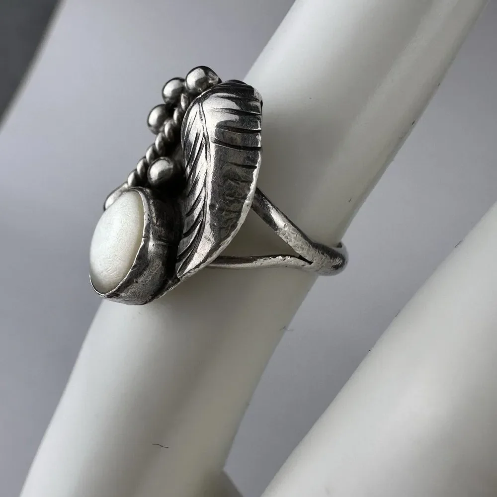 VTG Old Pawn Navajo‎ Ring Size 4.5 MOP Shell Cab Feather Sterling Silver 3.4g